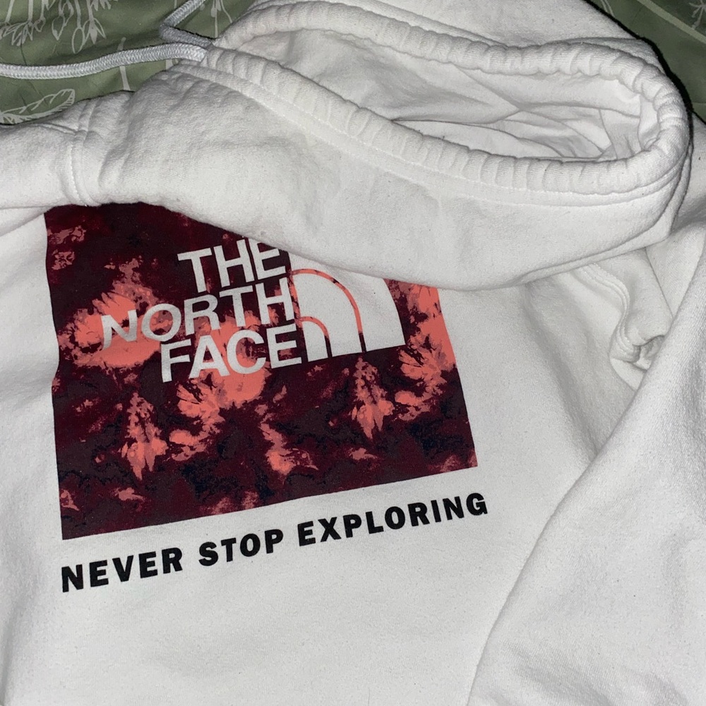 Women’s The North Face Hooded sweatshirt white full front pocket. Color: White